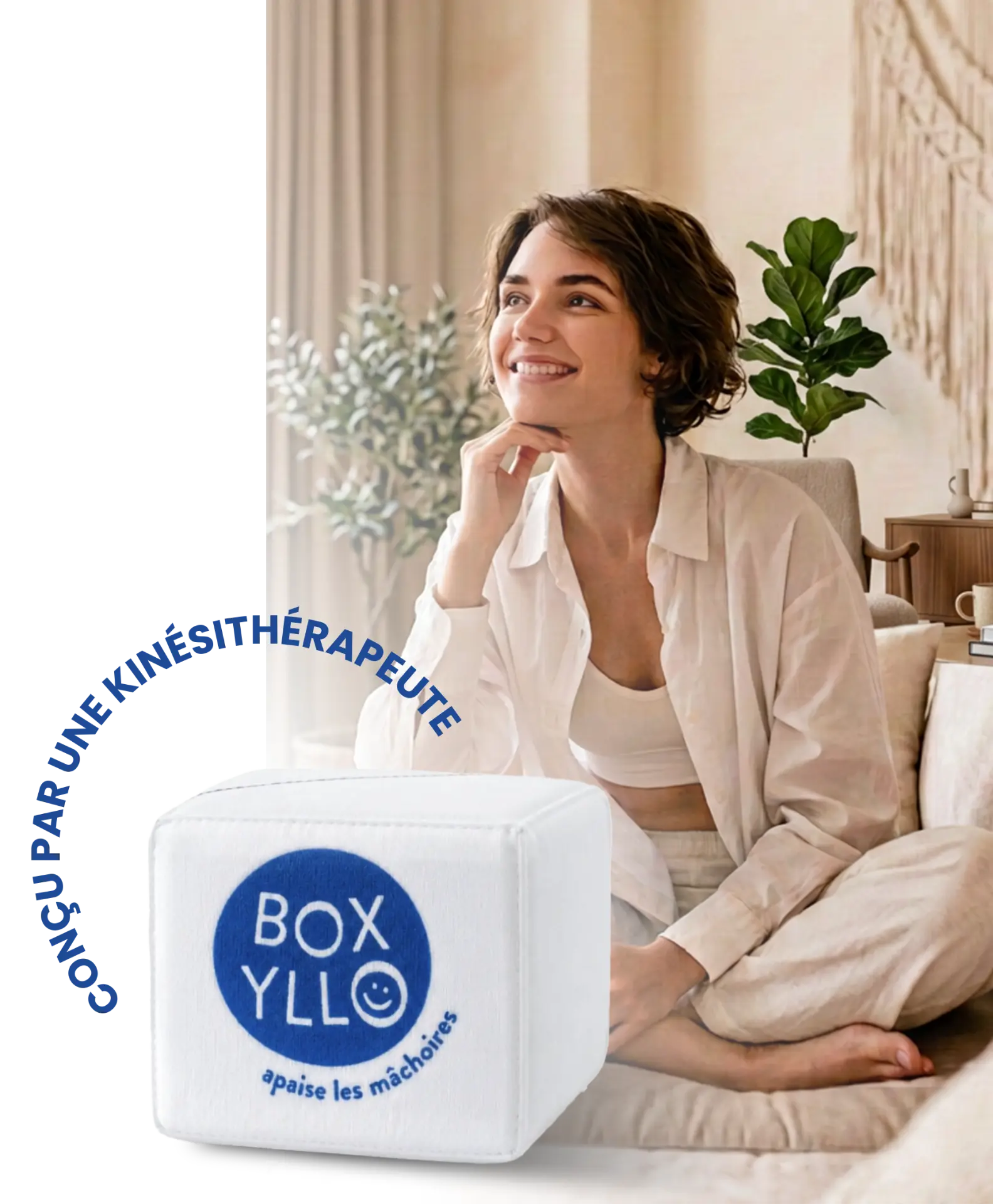 Femme détendue avec le cube Boxyllo
